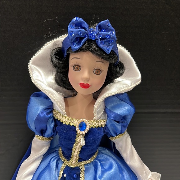 Disney Brass Key Porcelain Snow White Doll - Picture 2 of 12